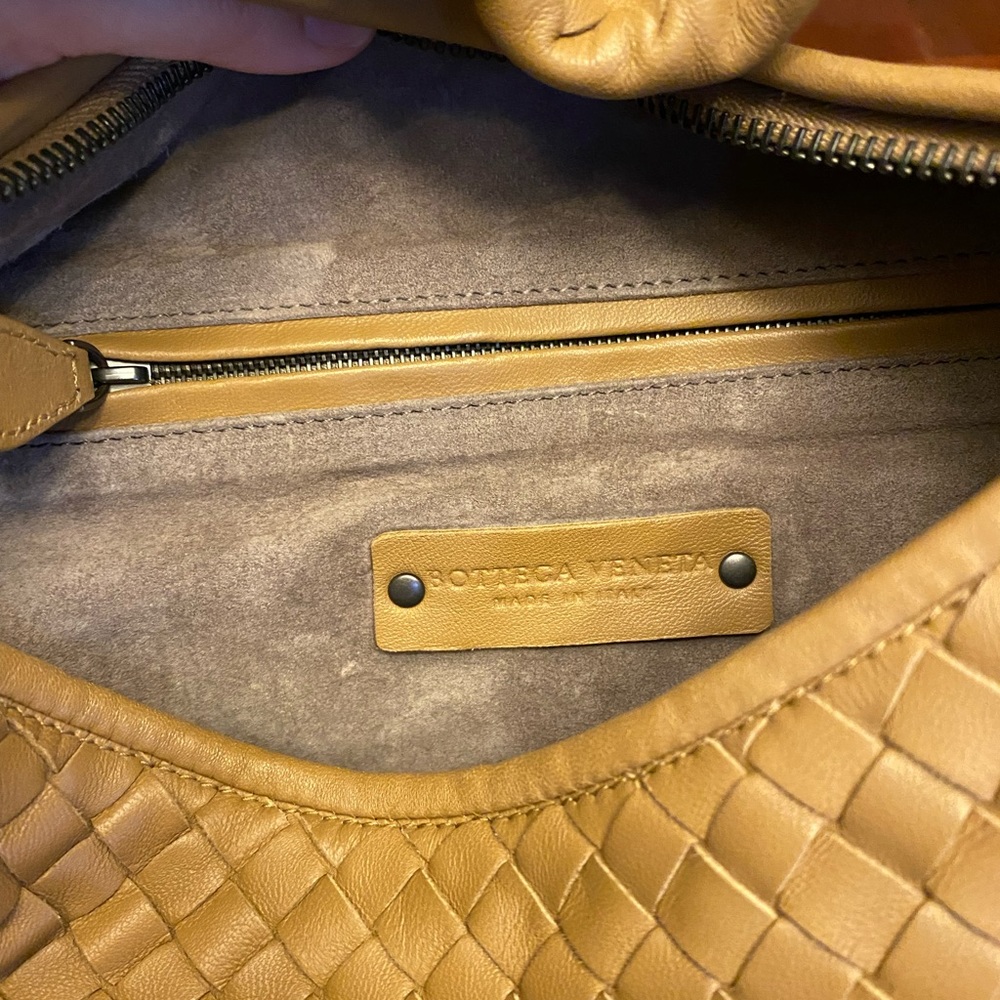 Botegga Veneta Handbag. - Picture 4 of 5